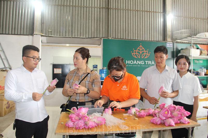 Hội Nông dân Phủ Lý tham quan, đánh giá một số sản phẩm OCOP tại xã Phù Vân