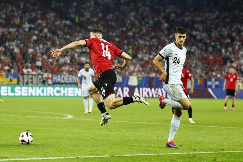 Bồ Đào Nha thua sốc Georgia, Thổ Nhĩ Kỳ vào vòng 1/8 sau cơn mưa thẻ