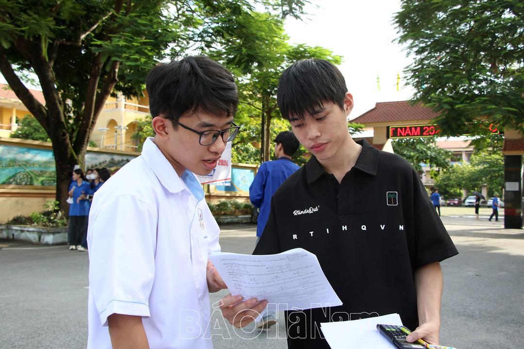 Kết thúc ngày thi đầu tiên an toàn, nghiêm túc, hầu hết thí sinh tự tin, làm bài tốt