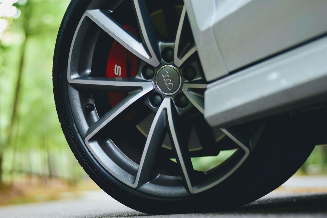 Bơm lốp ô tô bằng khí nitơ: Những ưu và nhược điểm