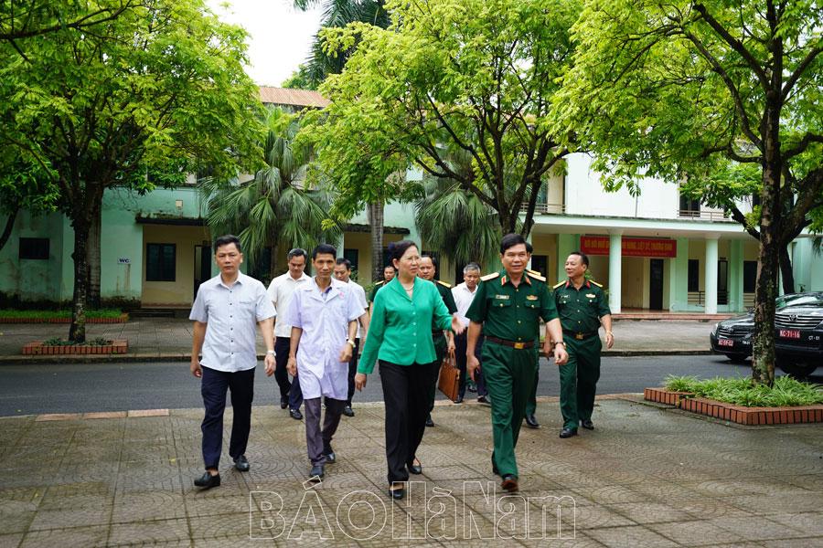 Đồng chí Bí thư Tỉnh ủy Lê Thị Thủy và Đoàn công tác Bộ Tư lệnh Quân khu 3 thăm, tặng quà Trung tâm Điều dưỡng Thương binh Kim Bảng