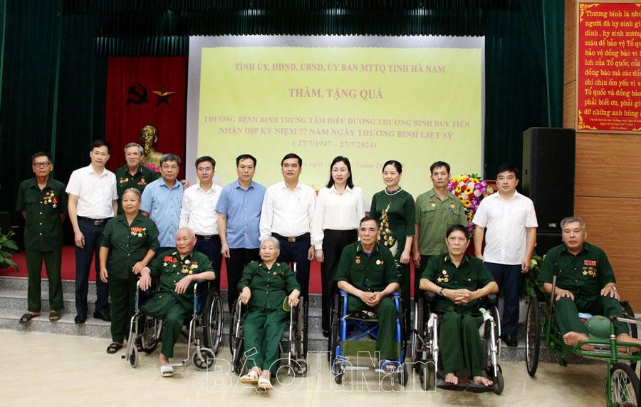 Đồng chí Phó Bí thư Thường trực Tỉnh ủy Đinh Thị Lụa thăm, tặng quà thương bệnh binh tại Duy Tiên
