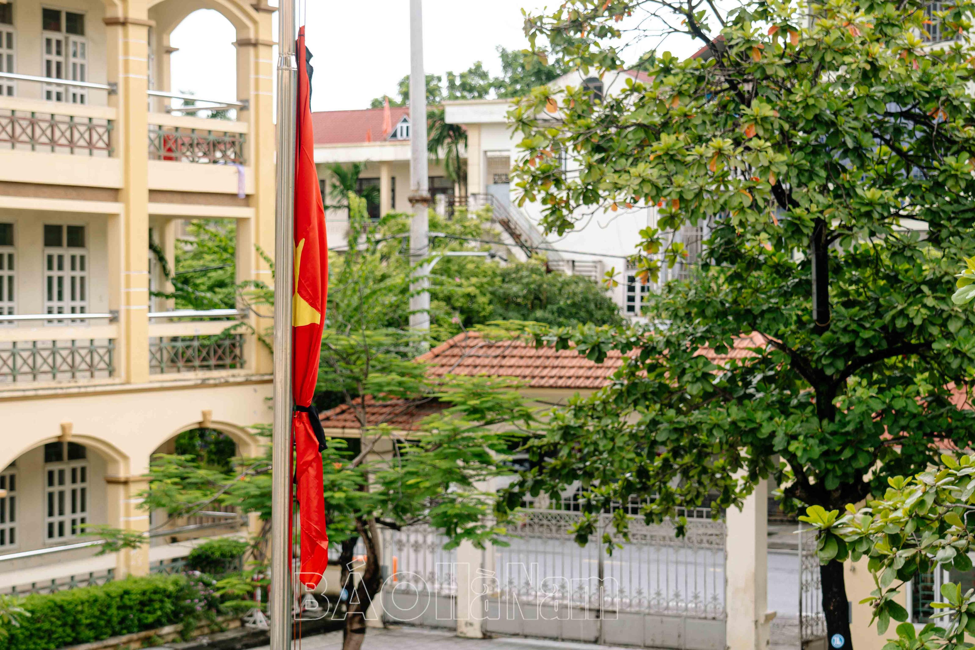 Nhiều cơ quan, đơn vị, người dân Hà Nam treo cờ rủ tưởng niệm Tổng Bí thư Nguyễn Phú Trọng