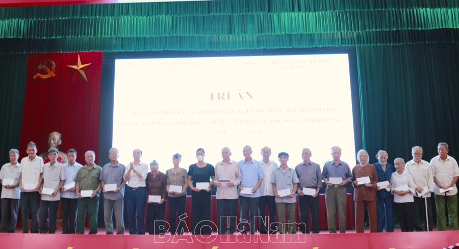 Đảng ủy Khối Doanh nghiệp tỉnh thăm, tặng quà đối tượng chính sách xã Liêm Sơn