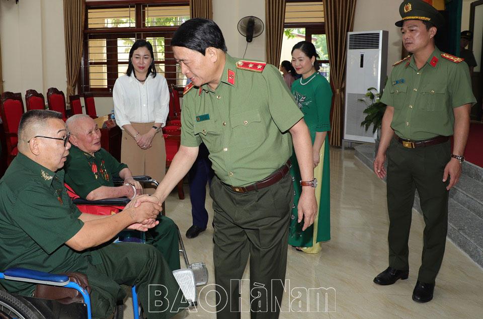 Thứ trưởng Bộ Công an Lê Quốc Hùng thăm, tặng quà Trung tâm điều dưỡng thương binh tại Hà Nam