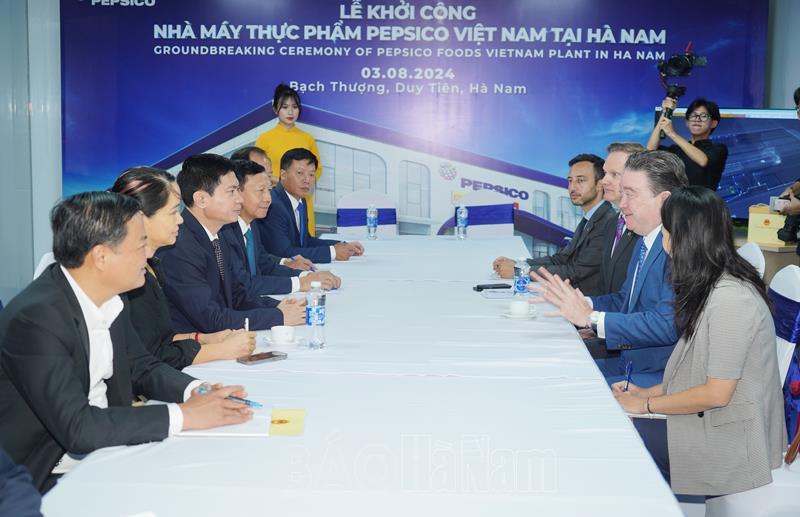 Đồng chí Chủ tịch UBND tỉnh Trương Quốc Huy làm việc với Đại sứ Hoa Kỳ tại Việt Nam