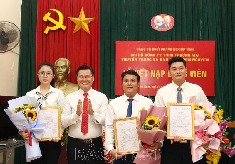 Chi bộ Công ty TNHH Thương mại truyền thông và đào tạo Thiên Nguyên kết nạp 3 đảng viên mới