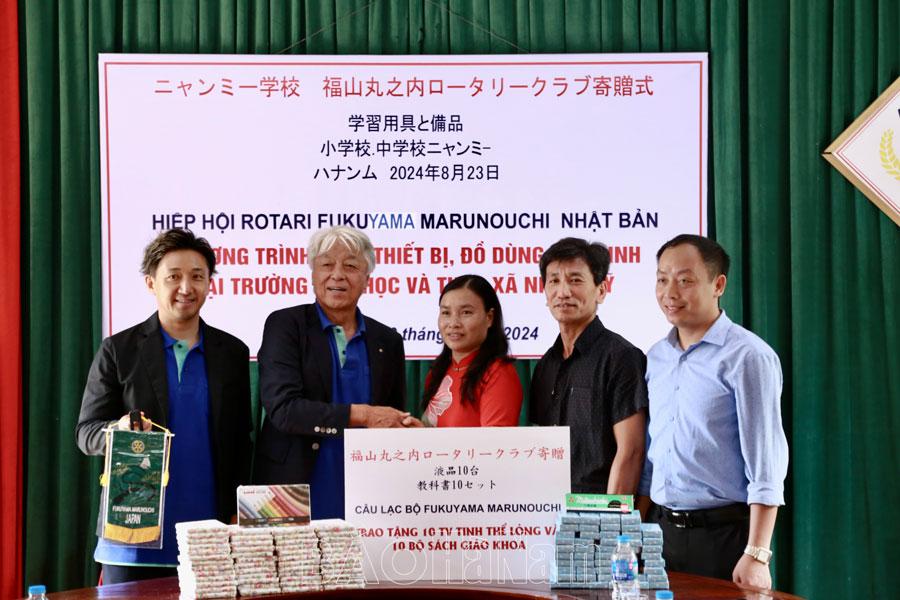 Hiệp hội ​Doanh nghiệp Nhật Bản tặng quà trường Tiểu học và Trung học cơ sở xã Nhân Mỹ