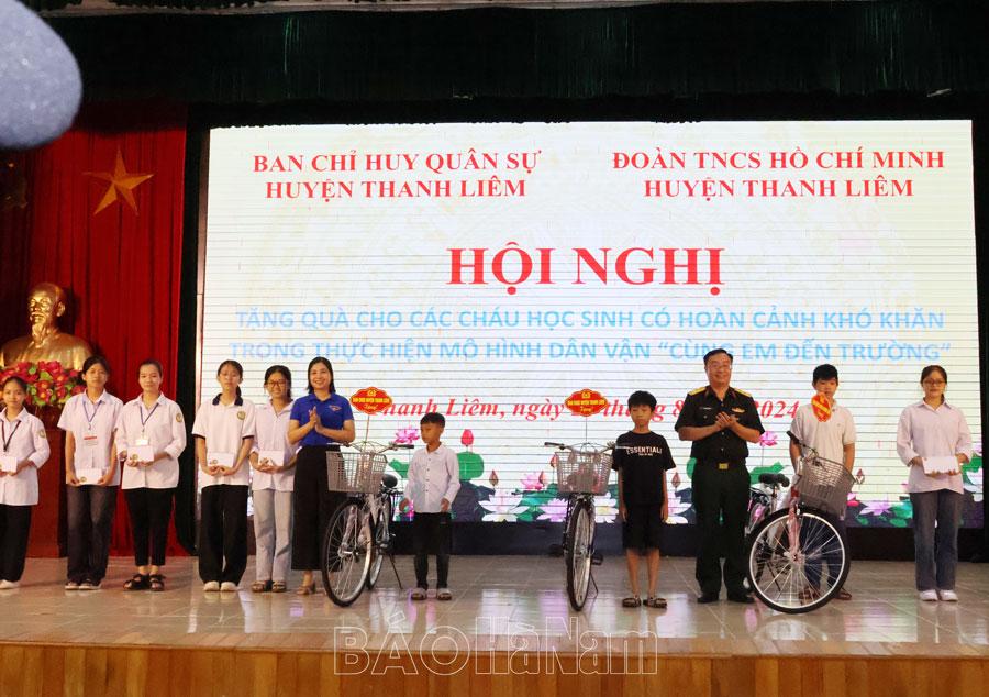 Ban CHQS huyện Thanh Liêm phối hợp tặng quà học sinh trên địa bàn