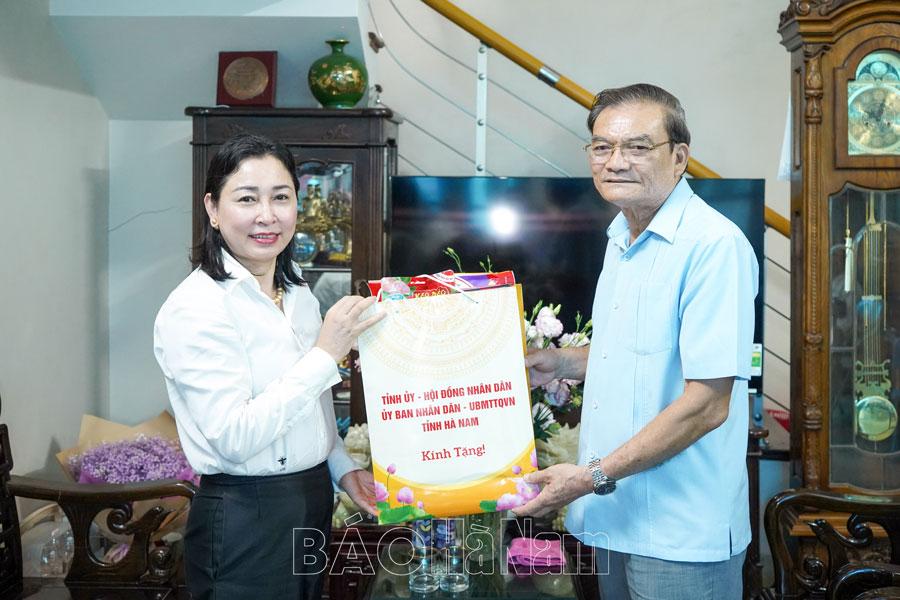 Đồng chí Phó Bí thư Thường trực Tỉnh ủy thăm, tặng quà các đồng chí nguyên lãnh đạo, cán bộ chủ chốt của tỉnh