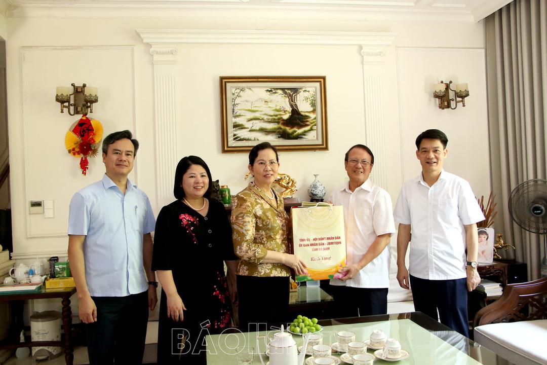 Đồng chí Bí thư Tỉnh ủy thăm, tặng quà các đồng chí cán bộ tiền nhiệm nhân dịp Tết Độc lập