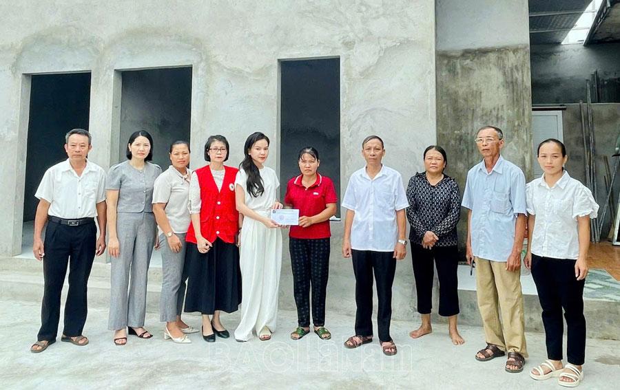 Trao kinh phí hỗ trợ gia đình cận nghèo xã Trịnh Xá