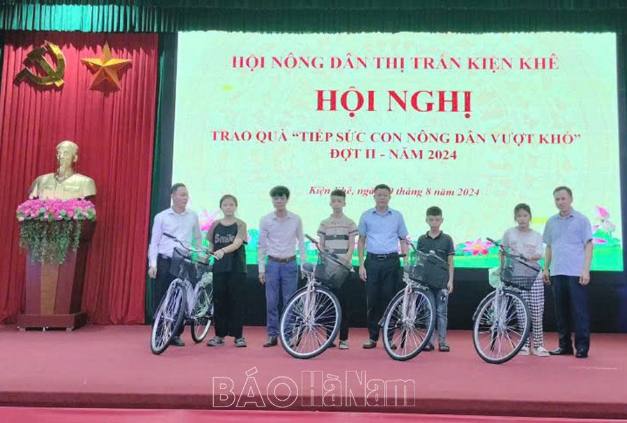 HND thị trấn Kiện Khê trao tặng xe đạp cho con hội viên có hoàn cảnh khó khăn