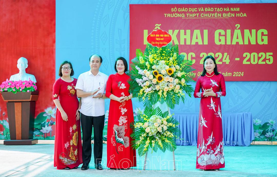 Đồng chí Phó Bí thư Thường trực Tỉnh ủy Đinh Thị Lụa chúc mừng khai giảng năm học 2024- 2025 tại Trường THPT chuyên Biên Hòa