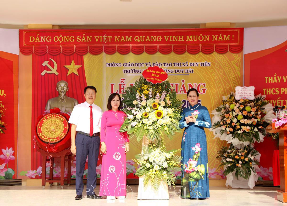 Đồng chí Bí thư Tỉnh ủy Lê Thị Thủy dự lễ Khai giảng năm học mới 2024-2025 tại Trường THCS Duy Hải