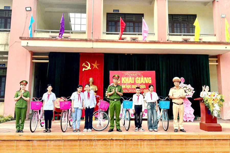 Công an Kim Bảng tặng xe đạp cho học sinh hoàn cảnh khó khăn