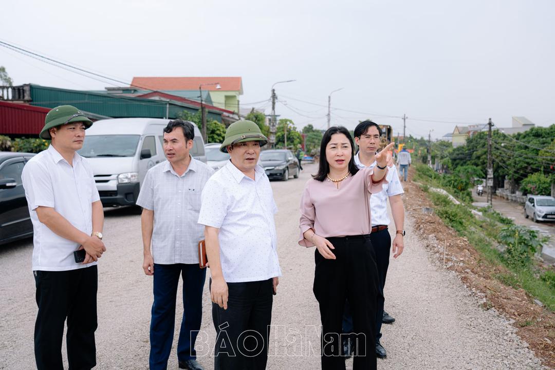 Đồng chí Phó Bí thư Thường trực Tỉnh ủy Đinh Thị Lụa kiểm tra công tác phòng, chống lụt bão