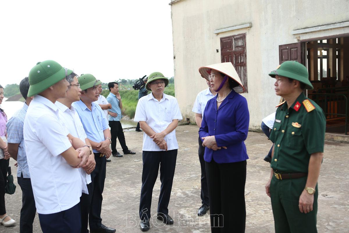 Đồng chí Bí thư Tỉnh ủy Lê Thị Thủy kiểm tra công tác ứng phó bão số 3 tại thị xã Duy Tiên, huyện Lý Nhân