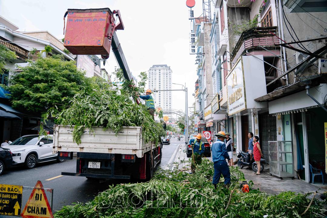 Người dân Phủ Lý nỗ lực khắc phục hậu quả do bão số 3 gây ra