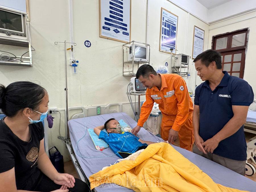 Công nhân Điện lực Bình Lục cứu sống cháu bé 12 tuổi bị đuối nước