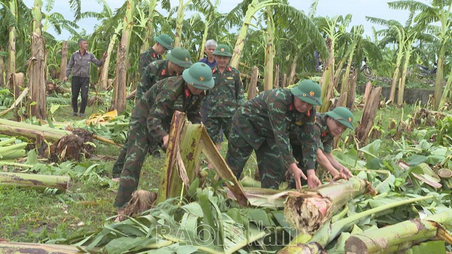 Bộ CHQS tỉnh giúp nhân dân Lý Nhân khắc phục hậu quả cơn bão số 3