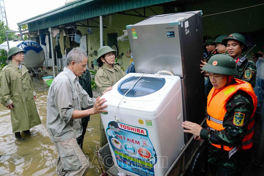 Đồng chí Bí thư Tỉnh ủy Lê Thị Thủy yêu cầu các địa phương khẩn trương triển khai các biện pháp ứng phó với mưa lũ