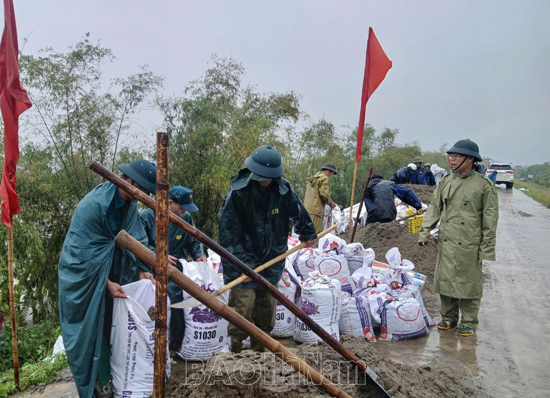 Nỗ lực khắc phục sự cố sạt trượt trên đê hữu sông Hồng thuộc xã Tiến Thắng