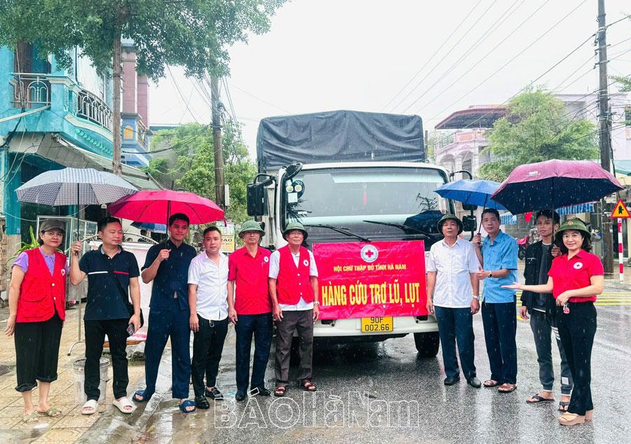 Hội Chữ thập đỏ tỉnh hỗ trợ hàng hoá thiết yếu cho người dân vùng lũ Thái Nguyên