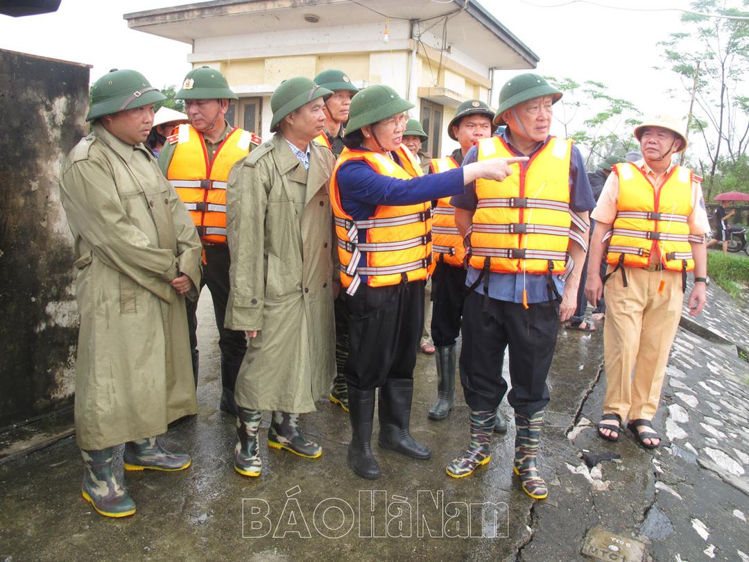 Phó Thủ tướng Thường trực Chính phủ Nguyễn Hòa Bình kiểm tra công tác PCLB tại Cụm công trình đầu mối cống và âu thuyền Tắc Giang