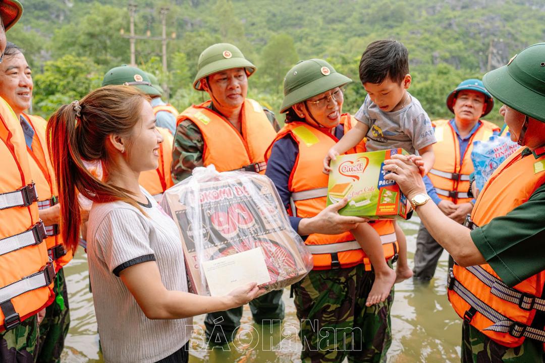 Đồng chí Bí thư Tỉnh ủy Lê Thị Thuỷ thăm, tặng quà các hộ dân trong vùng bị ngập lụt do mưa, lũ