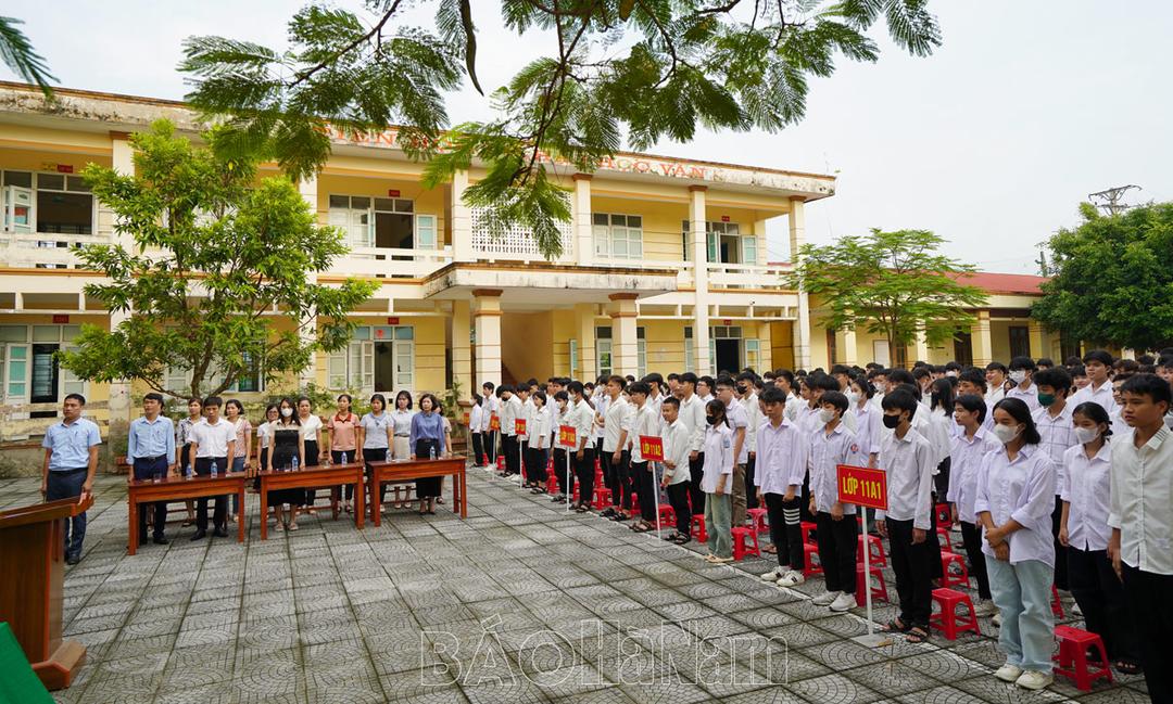 Trung tâm GDNN-GDTX huyện Bình Lục ủng hộ đồng bào lũ lụt gần 27 triệu đồng