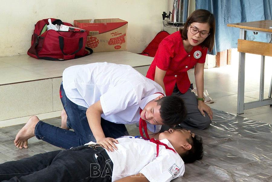 Tập huấn sơ cấp cứu cho thanh, thiếu niên Chữ thập đỏ Trường THCS Châu Sơn