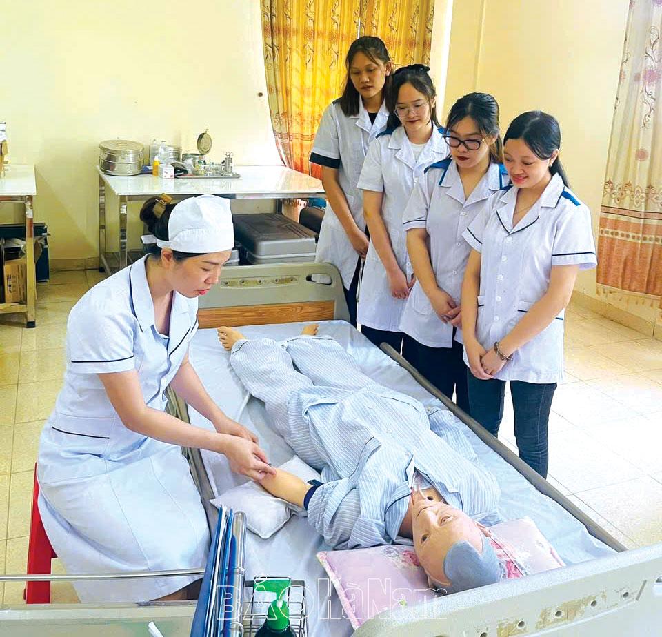 Chi bộ Trường Cao đẳng Y tế Hà Nam quan tâm phát triển đảng trong sinh viên