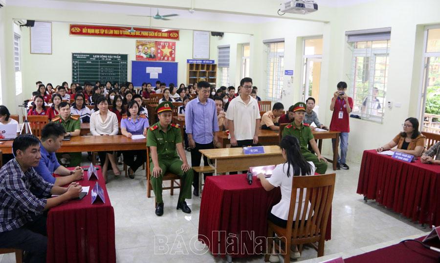 Tổ chức “Phiên tòa giả định” tuyên truyền pháp luật về trật tự an toàn giao thông tại Trường THPT B Phủ Lý