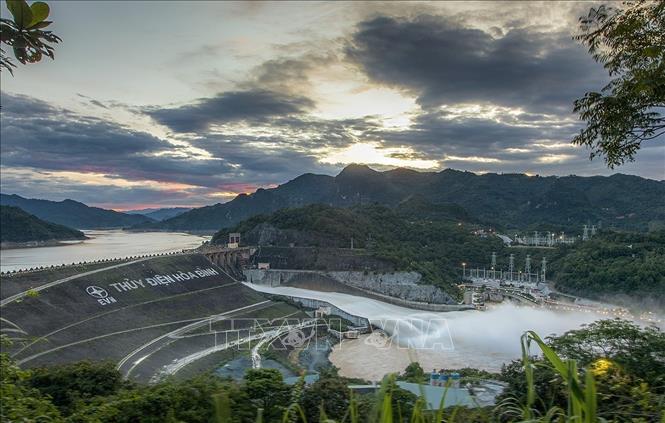 Đóng 1 cửa xả đáy còn lại hồ thủy điện Hòa Bình vào 12h