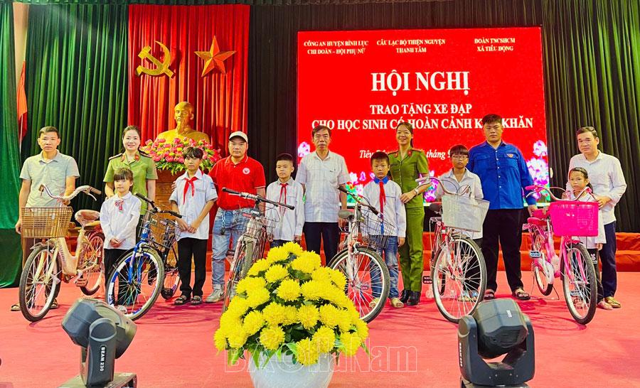 Tặng xe đạp cho học sinh có hoàn cảnh khó khăn ở Bình Lục