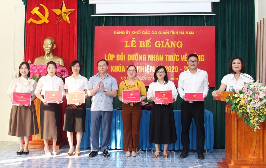 Đảng ủy Khối các cơ quan tỉnh bế giảng lớp bồi dưỡng nhận thức về Đảng khoá VII