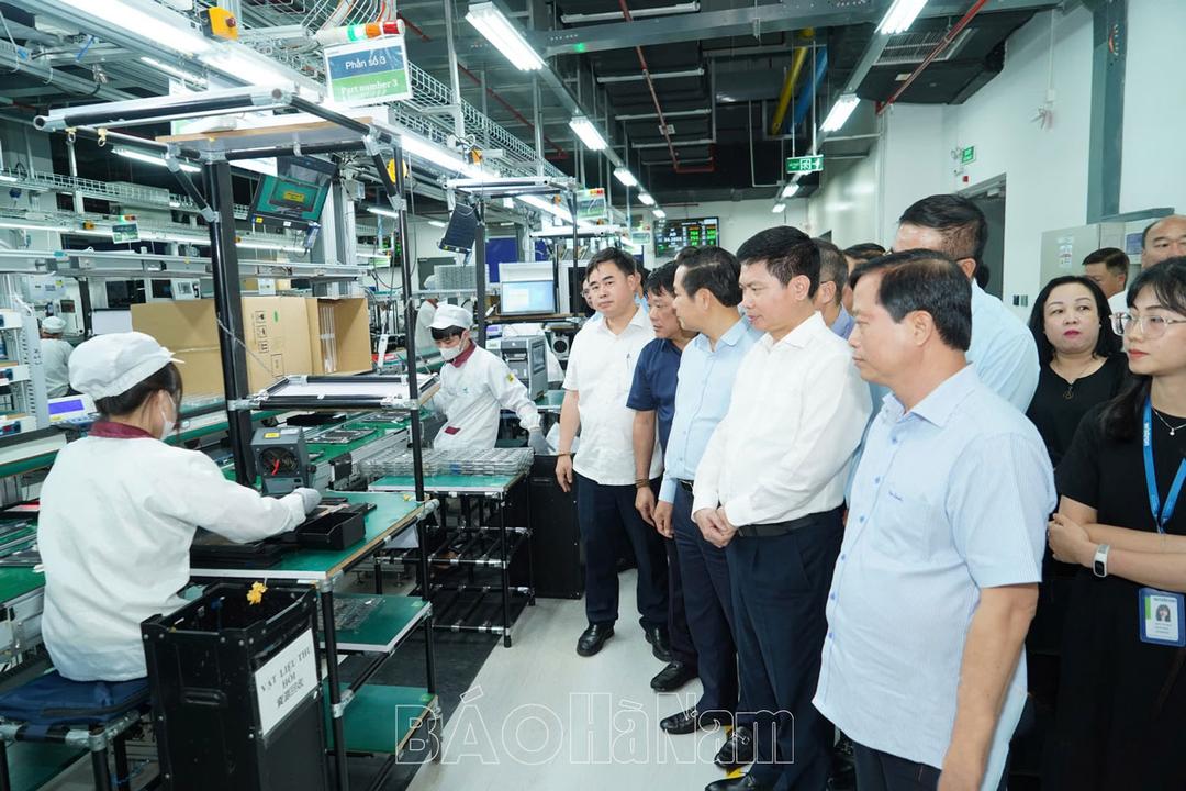 Đoàn cán bộ lớp Bồi dưỡng cán bộ quy hoạch Ủy viên Trung ương Đảng khảo sát thực tế tại Công ty TNHH Wistron Infocomm