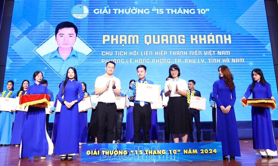 Chủ tịch Hội LHTN phường Lê Hồng Phong vinh dự nhận Giải thưởng 15 tháng 10