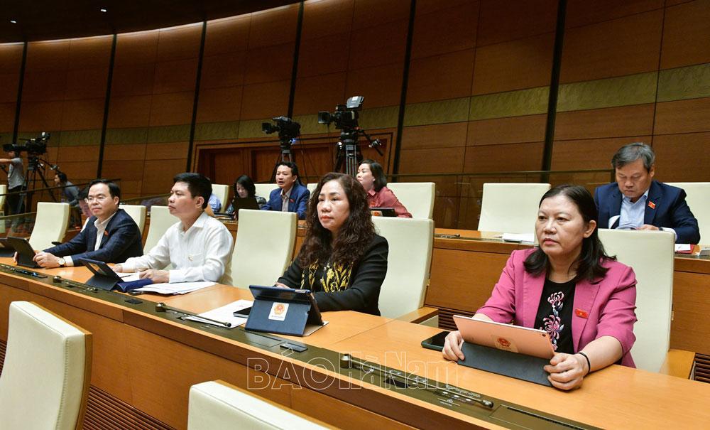 Đoàn ĐBQH tỉnh thảo luận tại tổ về dự án Luật sửa đổi, bổ sung một số điều của Luật Sĩ quan Quân đội nhân dân Việt Nam