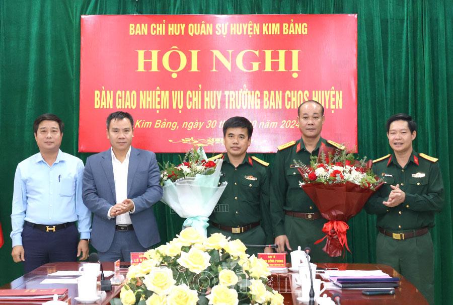 Bàn giao nhiệm vụ Chỉ huy trưởng Ban Chỉ huy Quân sự huyện Kim Bảng