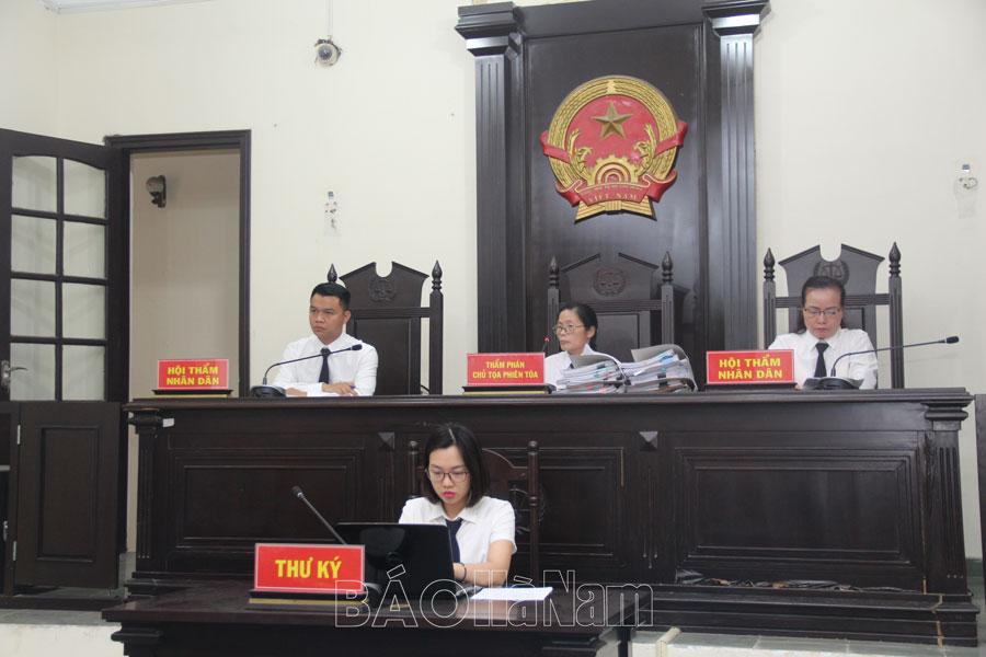 Tòa án nhân dân thành phố Phủ Lý xét xử 21 bị cáo về tội gây rối trật tự công cộng