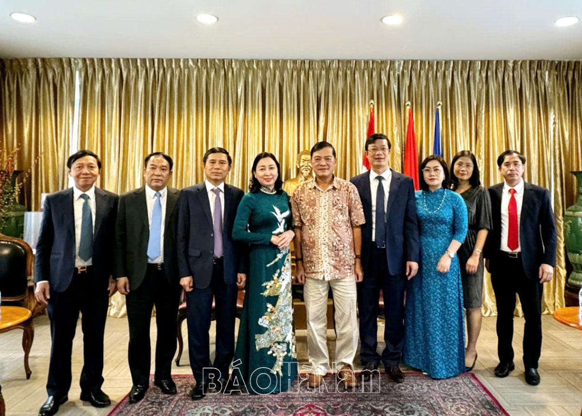 Đoàn công tác của tỉnh làm việc với Đại sứ quán Việt Nam tại Singapore