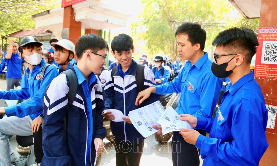 Đoàn Thanh niên Cụm thi đua số 3 - Thành đoàn Phủ Lý tuyên truyền pháp luật trật tự an toàn giao thông