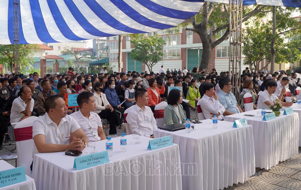Hàng trăm lao động và người chấp hành xong án phạt tù tham gia phiên giao dịch việc làm