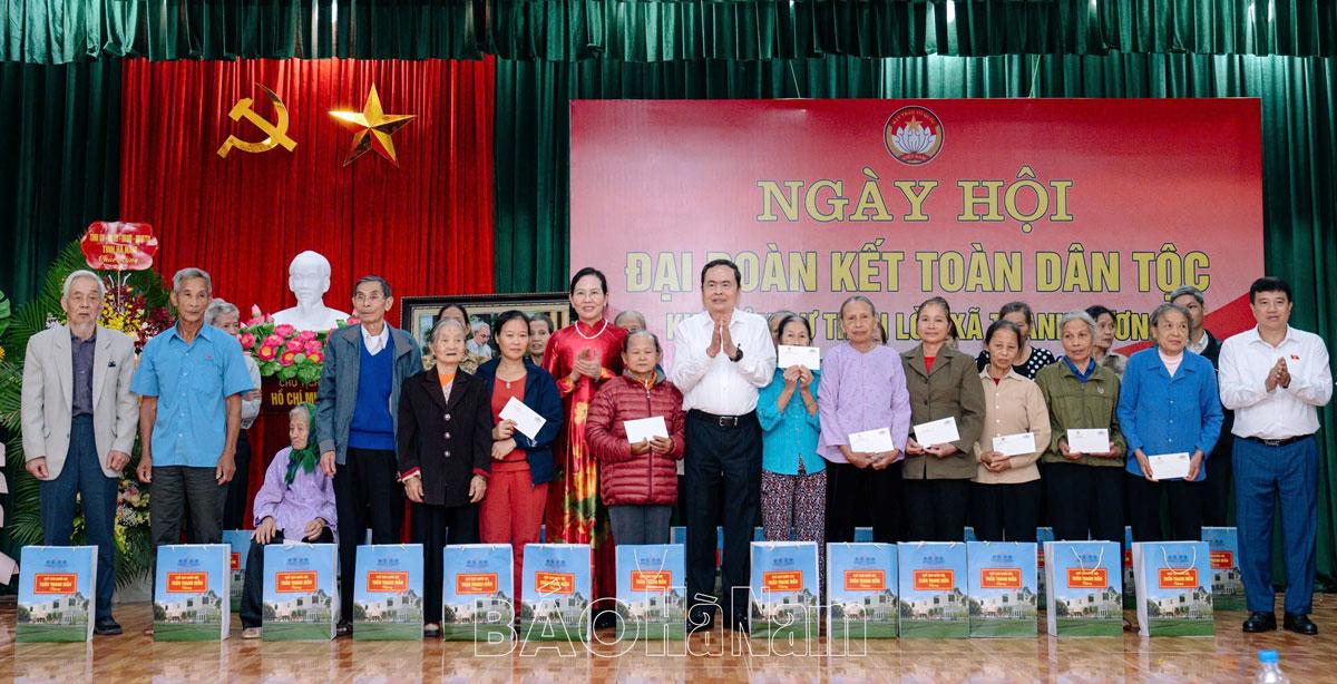 Chủ tịch Quốc hội Trần Thanh Mẫn dự Ngày hội Đại đoàn kết toàn dân tộc tại thôn Lời, xã Thanh Hương