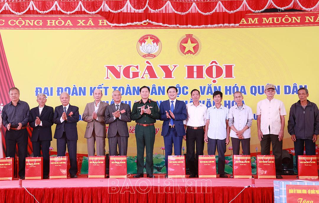 Đại tướng Nguyễn Tân Cương dự Ngày hội Đại đoàn kết toàn dân tộc tại thôn Trung Liêu, xã Tiên Ngoại