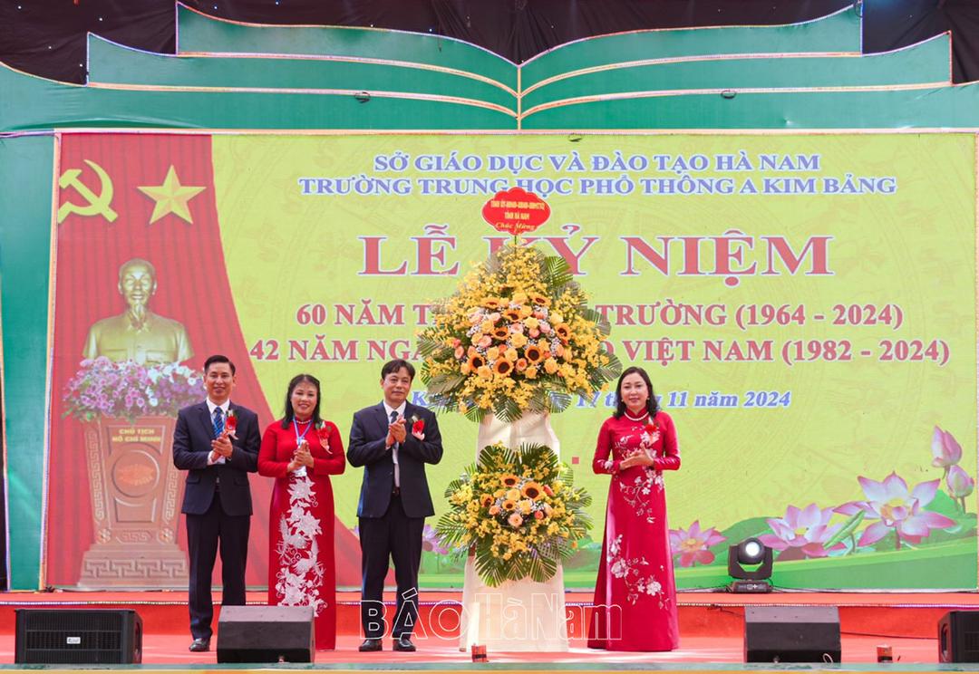 Đồng chí Phó Bí thư Thường trực Tỉnh ủy Đinh Thị Lụa dự Lễ kỷ niệm 60 năm Ngày thành lập Trường THPT A Kim Bảng