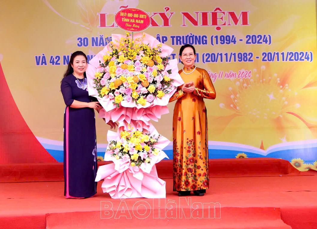 Đồng chí Bí thư Tỉnh ủy Lê Thị Thủy dự Lễ kỷ niệm 30 năm thành lập Trường Tiểu học Lương Khánh Thiện