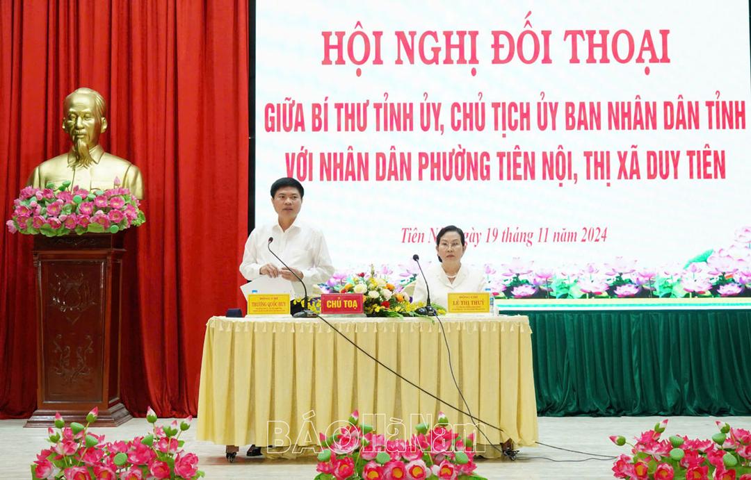 Đồng chí Bí thư Tỉnh ủy Lê Thị Thủy và đồng chí Chủ tịch UBND tỉnh Trương Quốc Huy đối thoại với nhân dân phường Tiên Nội